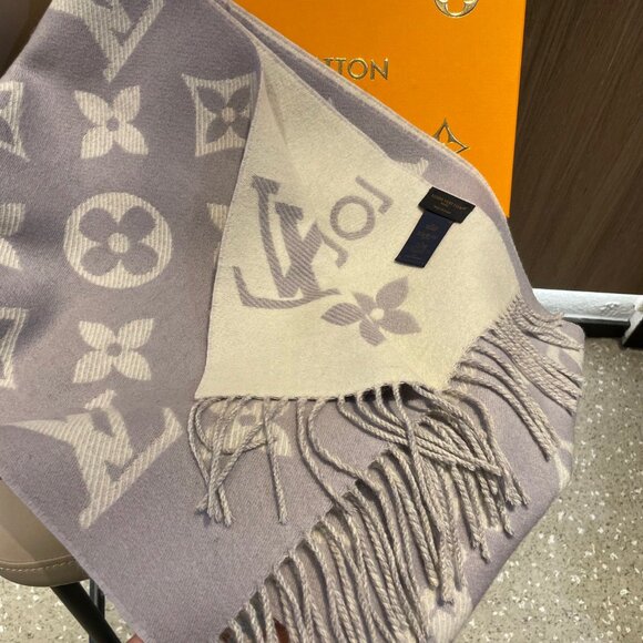 Women's Louis Vuitton Scarf - Picture 3 of 6